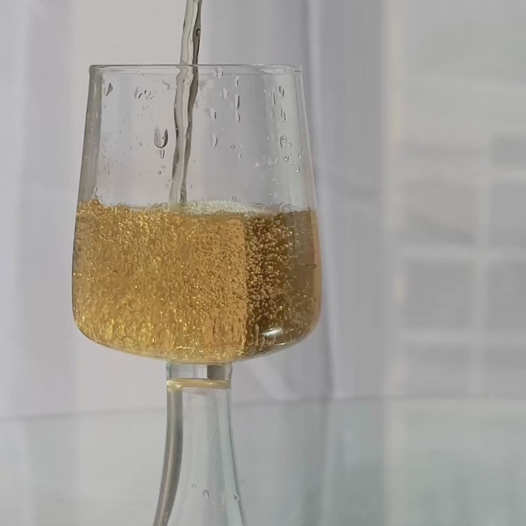 ほうじ茶スパークリングがグラスに注がれている
